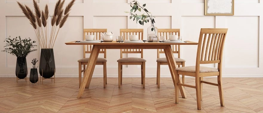 Krzesła dębowe z drewnianym siedziskiem i stół dębowy