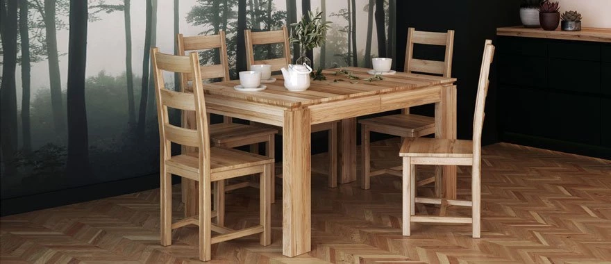 Krzesła dębowe z drewnianym siedziskiem i stół dębowy